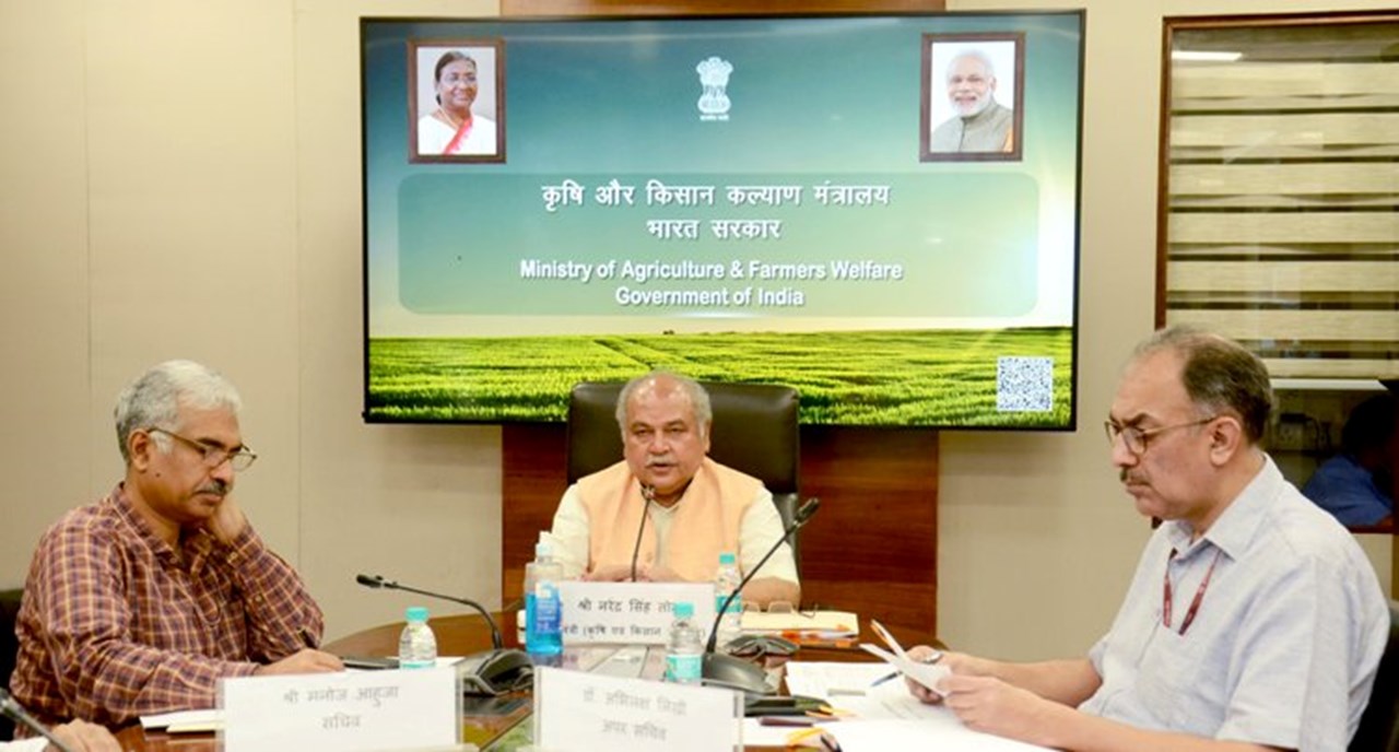 Agriculture Minister reviews progress on database for identification of eligible farmers for PM-KISAN, other schemes